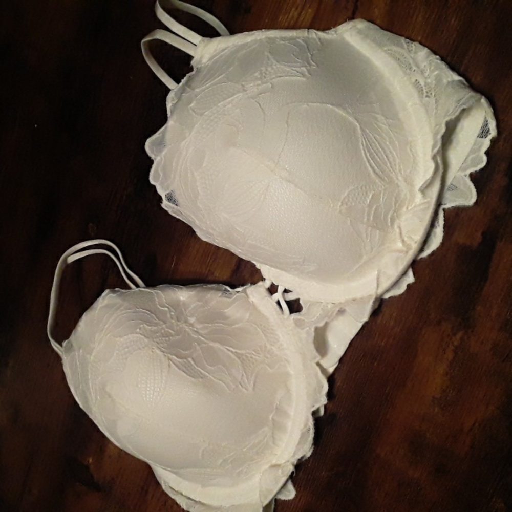 NWOT AUDEN 34DD White Lace Beautiful and Feminine Padded underwire Bra